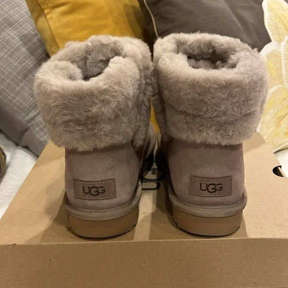 NWT UGG Women's Saniya Shearling Mini Boots size 6 in Caribou - Picture 3 of 5